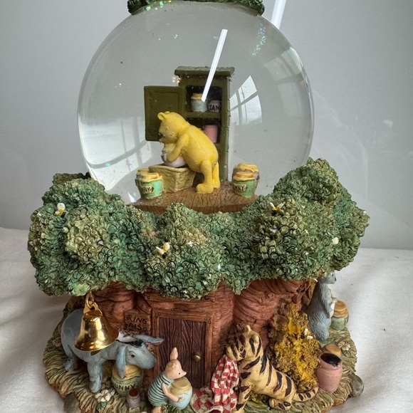 Rare  Disney Classic Winnie the Pooh and Friends Treehouse Musical Snow Globe - Picture 1 of 11